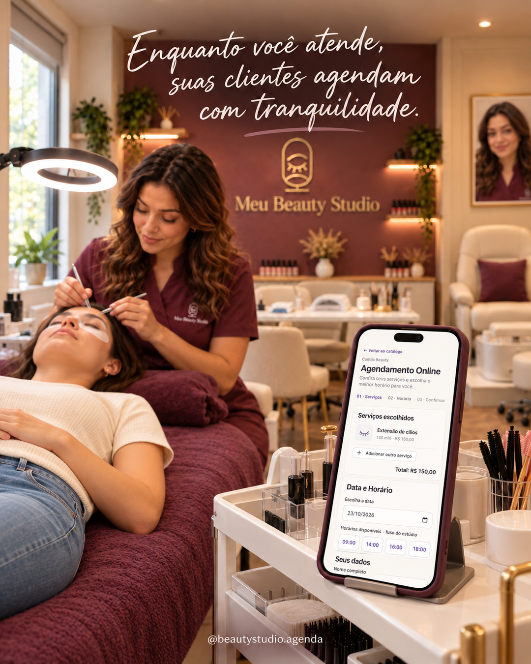 Camila atendendo uma cliente de cílios enquanto um celular mostra a página de agendamento do Meu Beauty Studio